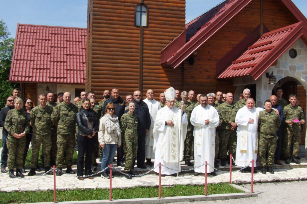 Slika https://www.morh.hr/wp-content/uploads/2024/05/2024-05-14-dan-kapelanije-bl-ivan-merz-1024x683.jpg