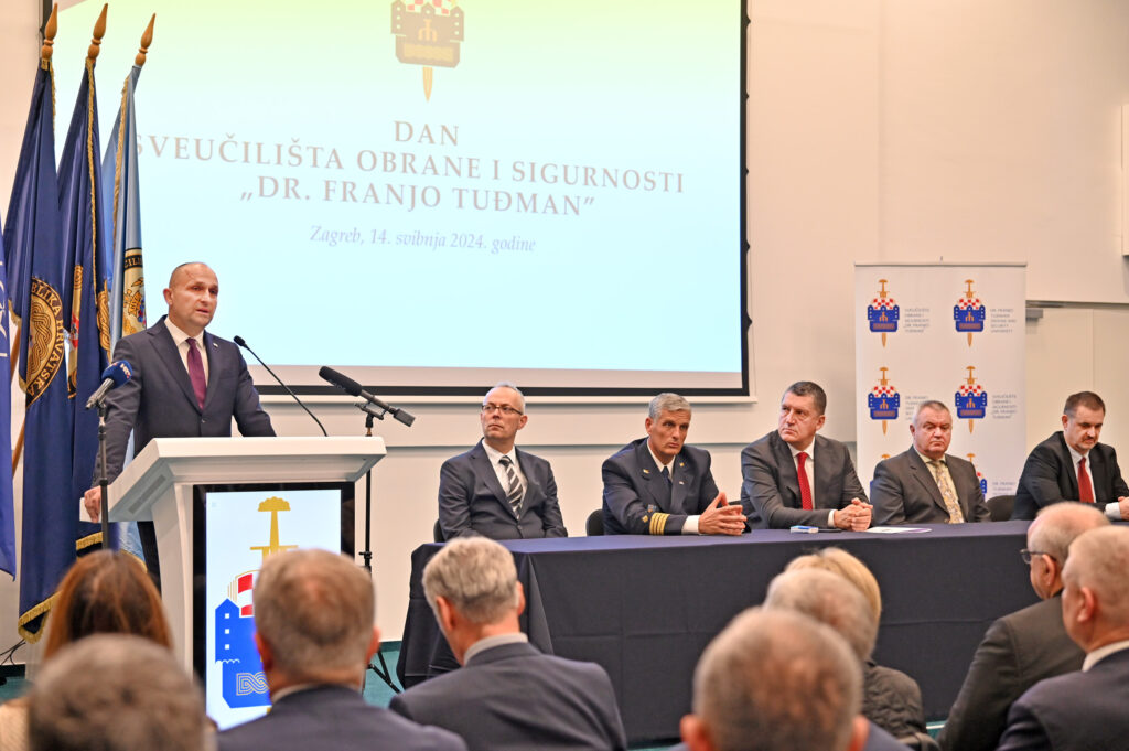 Slika https://www.morh.hr/wp-content/uploads/2024/05/2024-05-14-sveuciliste-obrane-i-sigurnosti-1024x681.jpg