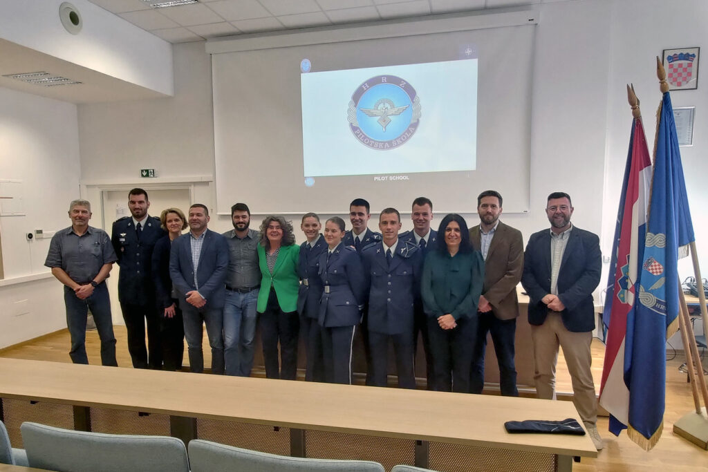 Slika https://www.morh.hr/wp-content/uploads/2024/05/2024-05-21-diploma-obrana-1024x683.jpg