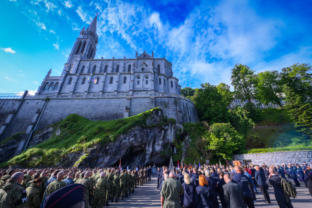 Slika https://www.morh.hr/wp-content/uploads/2024/05/2024-05-23-lourdes-misa-ispred-spilje-1024x683.jpg