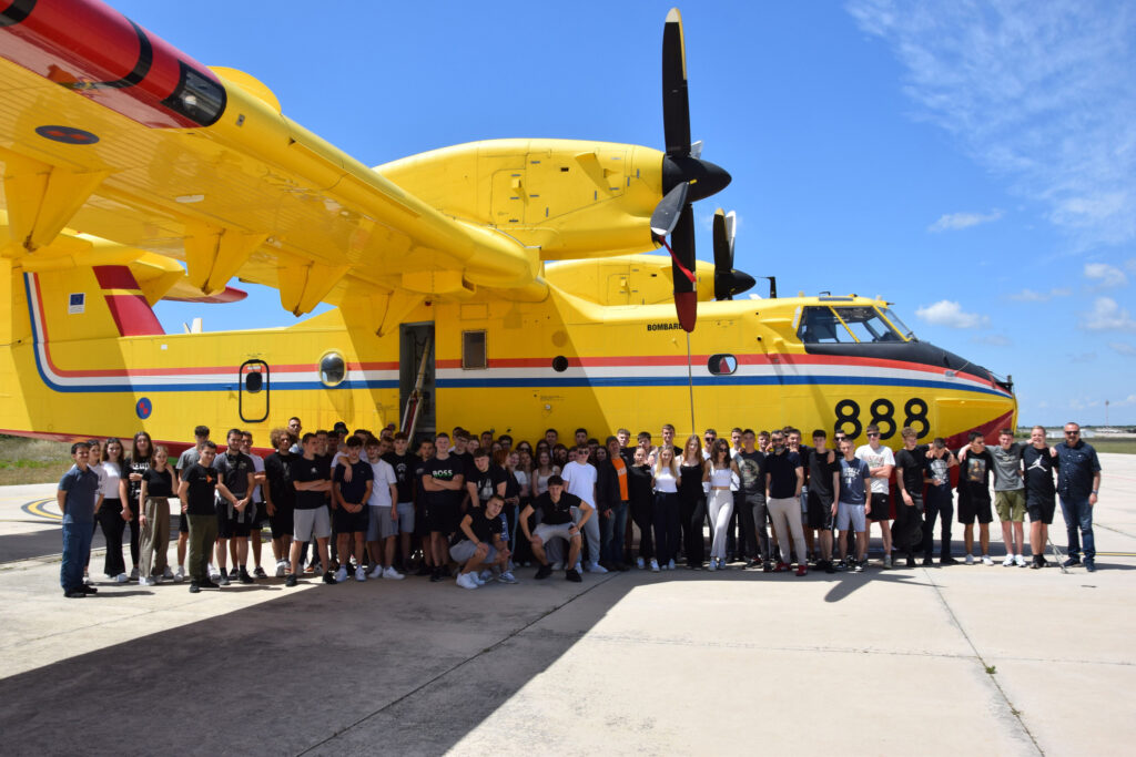 Slika https://www.morh.hr/wp-content/uploads/2024/05/2024-05-24-zrakoplovna-tehnicka-skola-u-zemuniku-1024x683.jpg