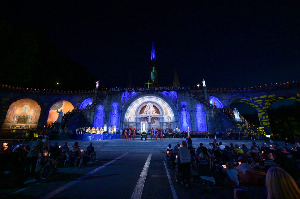 Slika https://www.morh.hr/wp-content/uploads/2024/05/2024-05-26-lourdes-procesija-sa-svijecama-1024x681.jpg