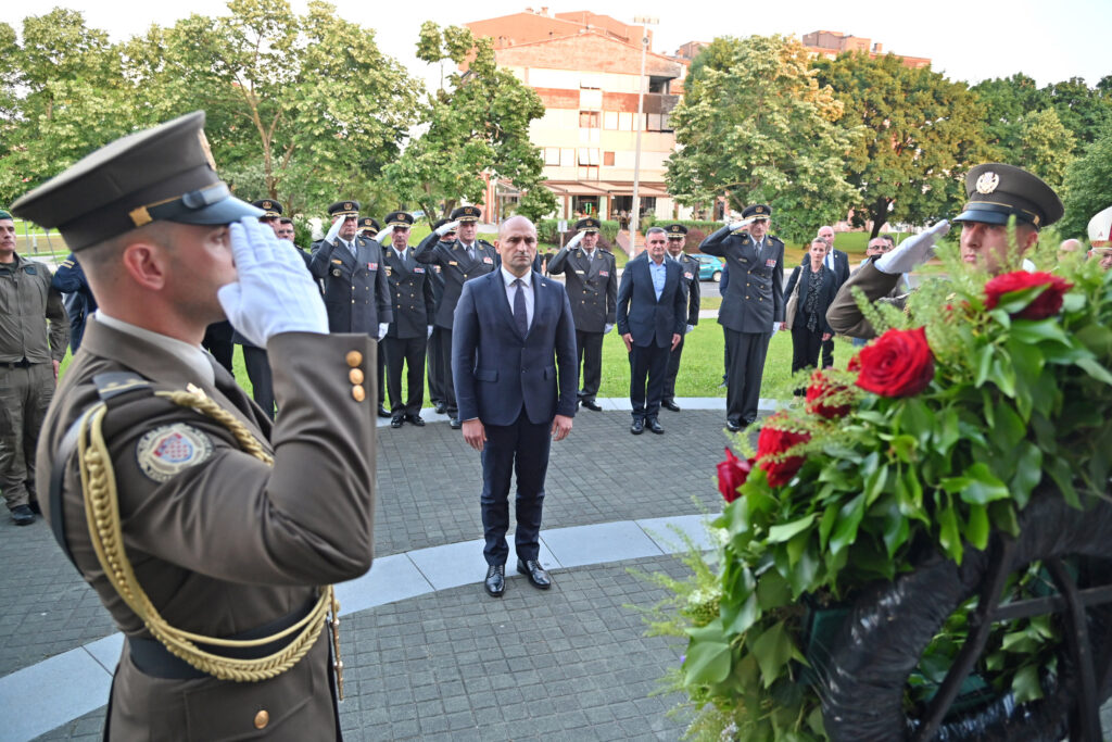 Slika https://www.morh.hr/wp-content/uploads/2024/05/2024-05-27-33-obljetnica-hv-polaganje-vijenaca-i-misa-1024x683.jpg