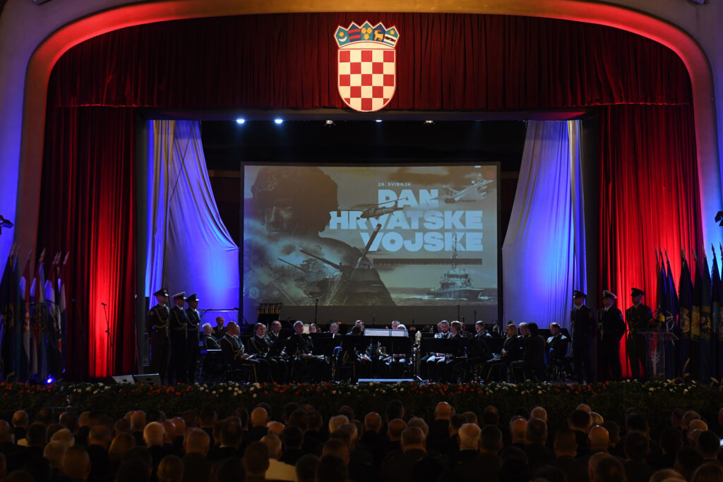 Slika https://www.morh.hr/wp-content/uploads/2024/05/2024-05-28-akademija-dan-hv-a-1024x683.jpg