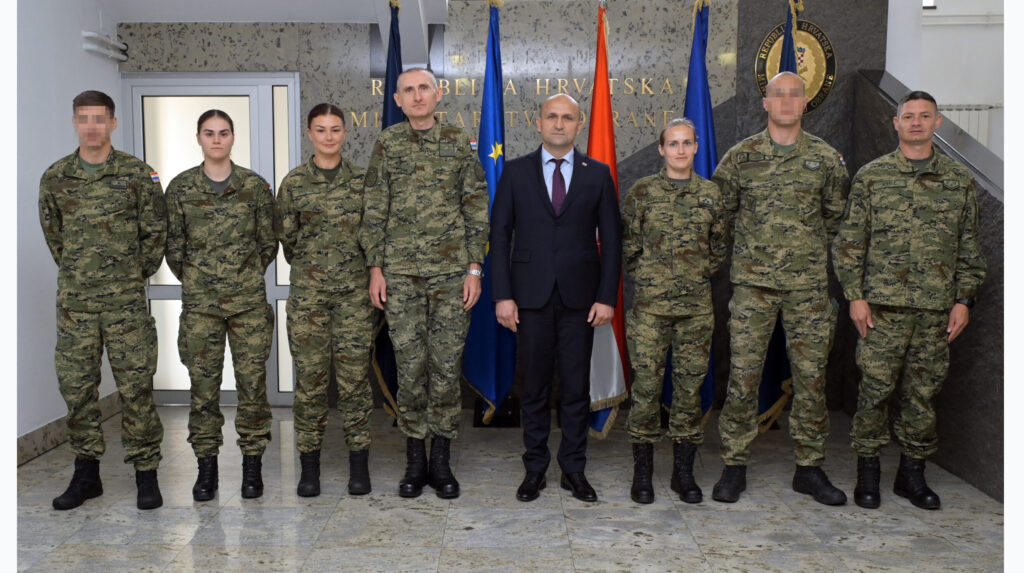 Slika https://www.morh.hr/wp-content/uploads/2024/05/2024-05-29-najspremniji-pripadnici-osrh-u-morh-u-scaled-1-1024x573.jpg