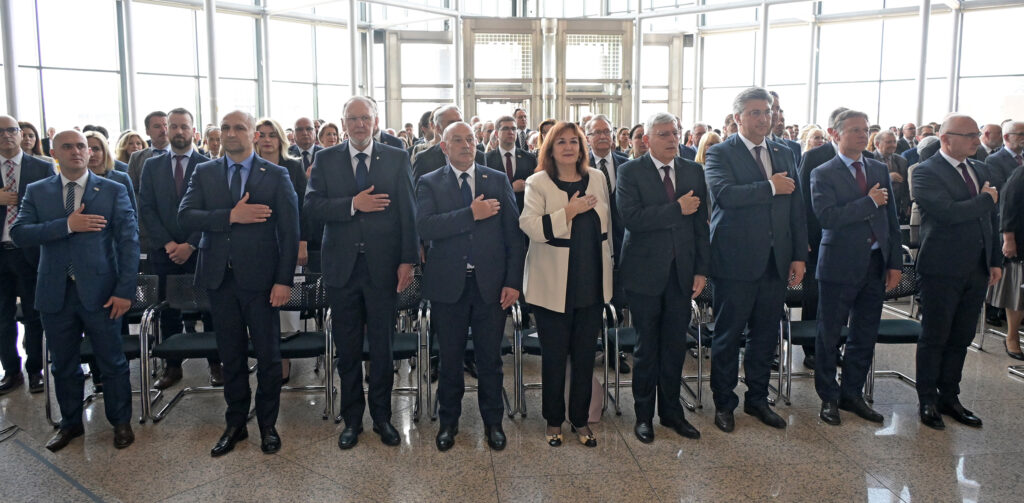 Slika https://www.morh.hr/wp-content/uploads/2024/06/2024-06-06-dan-hr-diplomacije-nsk-1024x503.jpg