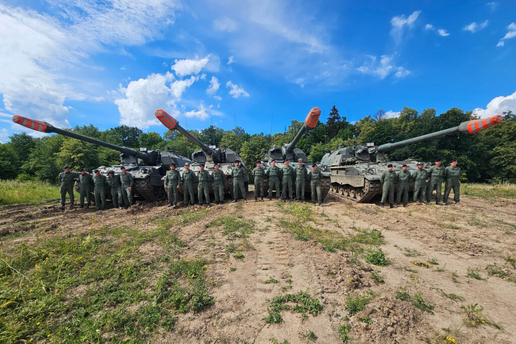 Slika https://www.morh.hr/wp-content/uploads/2024/06/2024-06-19-topnicko-gadanje-iz-samohodnih-haubica--1024x683.jpg