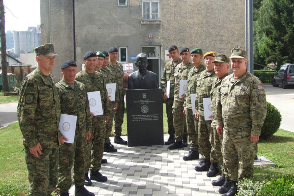 Slika https://www.morh.hr/wp-content/uploads/2024/06/2024-06-21-14-narastaj-tecaja-za-prvog-docasnika-satnije--1024x683.jpg