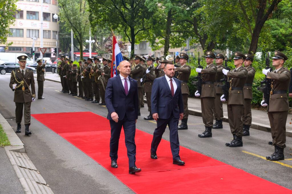 Slika https://www.morh.hr/wp-content/uploads/2024/06/2024-06-26-posjet-mo-kosovo--1024x683.jpg