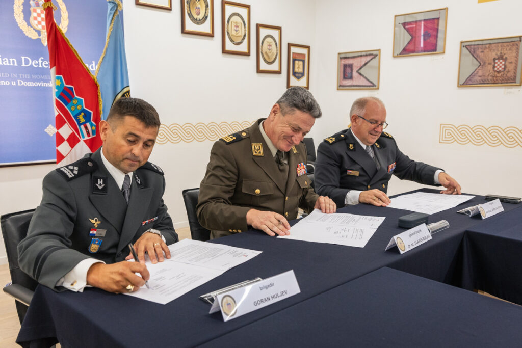 Slika https://www.morh.hr/wp-content/uploads/2024/07/2024-07-03-dekan-hvu-1024x683.jpg