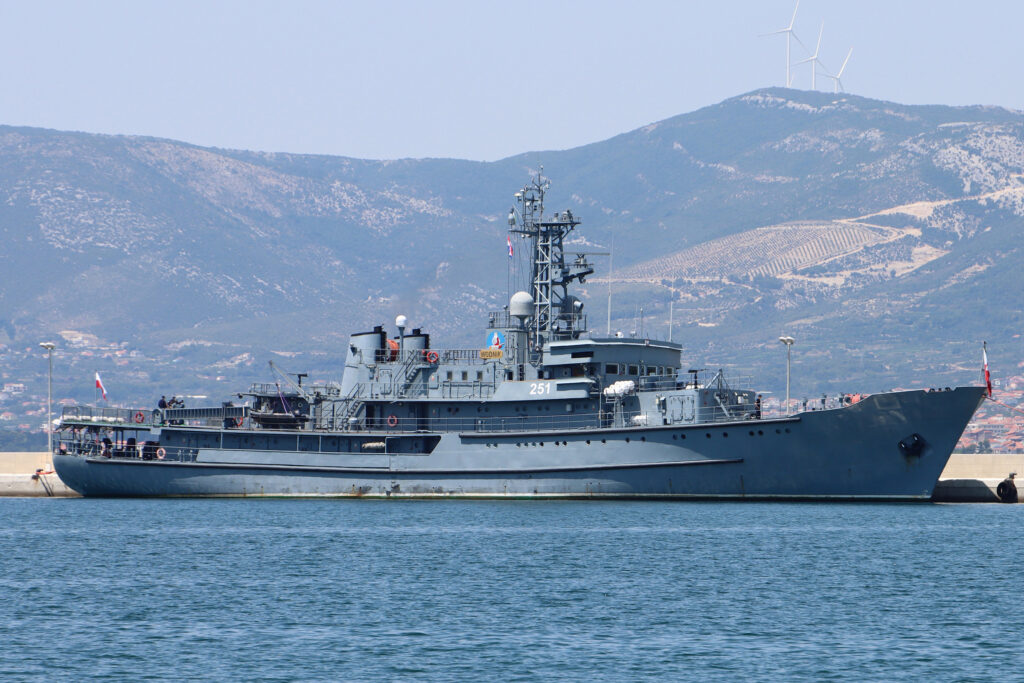 Slika https://www.morh.hr/wp-content/uploads/2024/07/2024-07-08-brod-ratne-mornarice-republike-poljske-1024x683.jpg