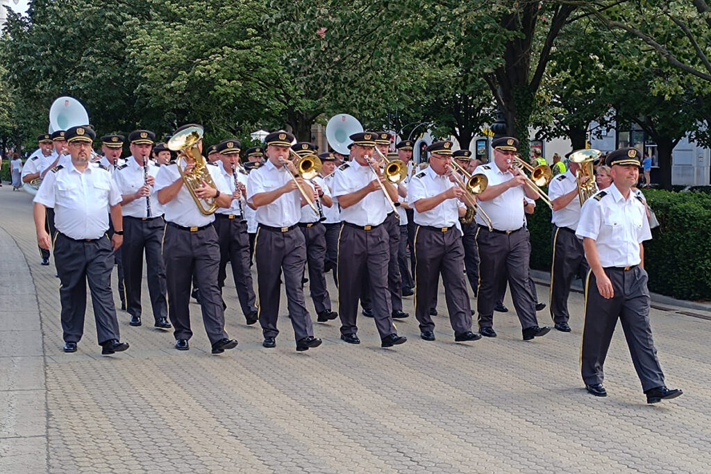 Slika https://www.morh.hr/wp-content/uploads/2024/07/2024-07-08-orkestar-osrh-1024x683.jpg