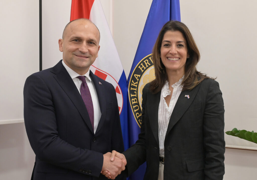Slika https://www.morh.hr/wp-content/uploads/2024/07/2024-07-29-veleposlanica-sad-a-ministar-obrane-1024x716.jpg