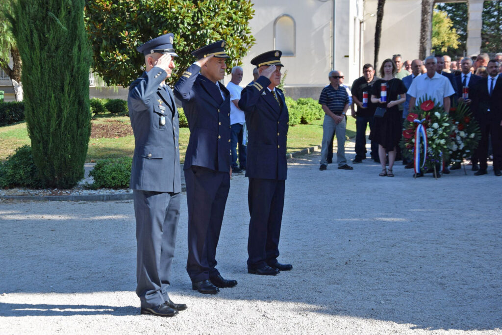 Slika https://www.morh.hr/wp-content/uploads/2024/08/2024-08-04-hrz-polaganje-vijenaca-1024x683.jpg