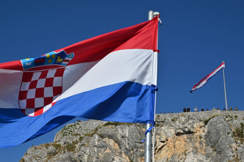 Slika https://www.morh.hr/wp-content/uploads/2024/08/2024-08-04-zastava-knin-2-1024x683.jpg