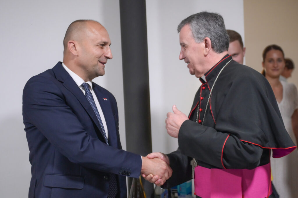 Slika https://www.morh.hr/wp-content/uploads/2024/08/2024-08-16-anusic-i-vuksic-1024x681.jpg