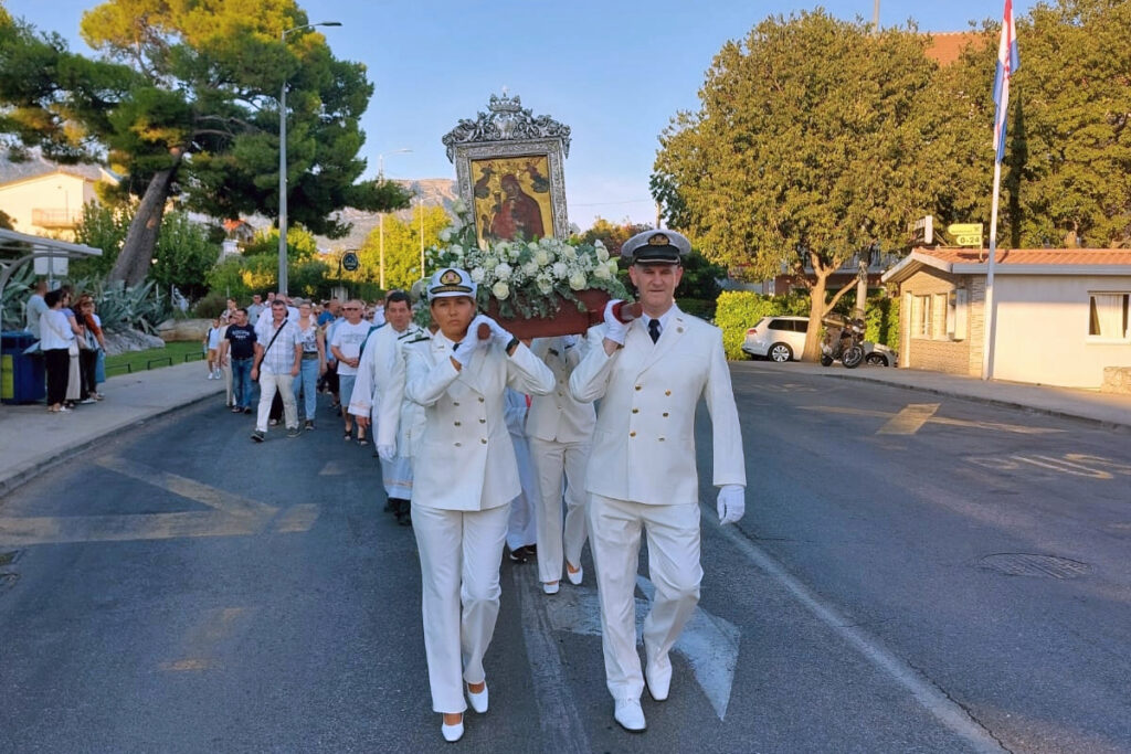 Slika https://www.morh.hr/wp-content/uploads/2024/08/2024-08-16-hrm-procesija-1024x683.jpg