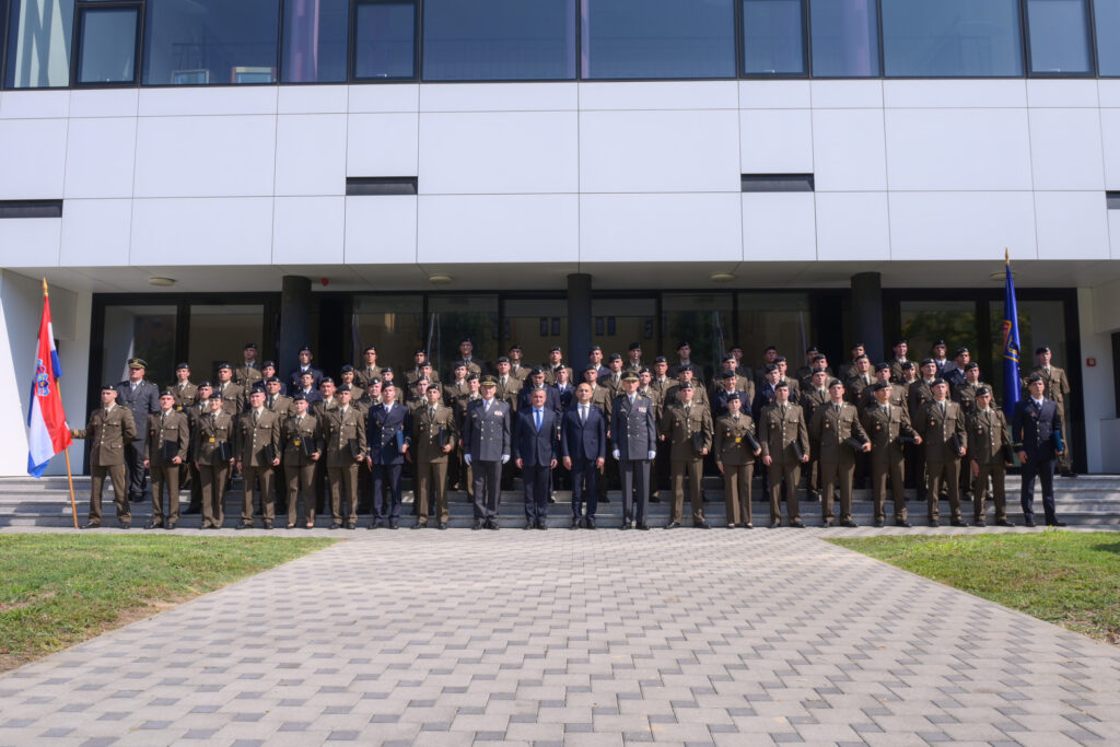 Slika https://www.morh.hr/wp-content/uploads/2024/08/2024-08-28-kadeti-promocija-1024x683.jpg