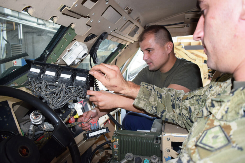 Slika https://www.morh.hr/wp-content/uploads/2024/08/2024-08-30-zavrsetak-obuke-za-odrzavanje-m-atv-vozila-1024x683.jpg