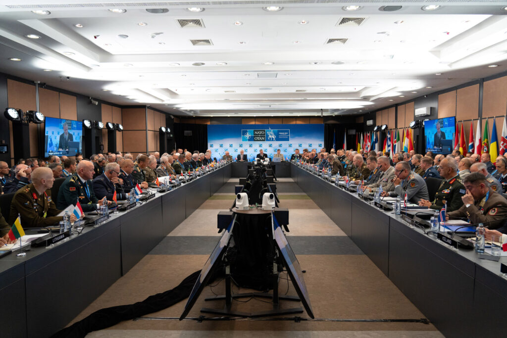 Slika https://www.morh.hr/wp-content/uploads/2024/09/2024-09-16-godisnja-konferencija-vojnog-odbora-nato-a-u-pragu-1024x683.jpg