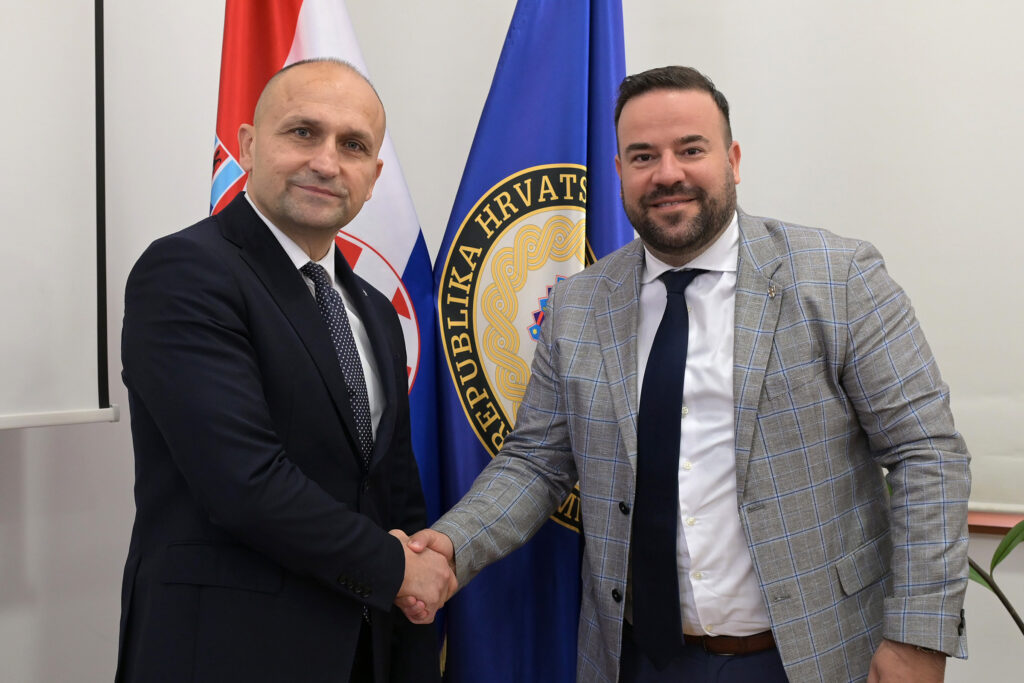 Slika https://www.morh.hr/wp-content/uploads/2024/09/2024-09-17-mo-sastanak-grad-pule-1024x683.jpg