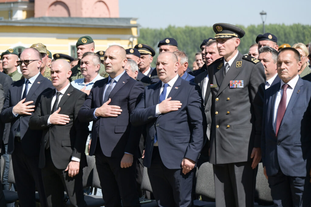 Slika https://www.morh.hr/wp-content/uploads/2024/09/2024-09-21-bitka-za-vukovar--1024x683.jpg