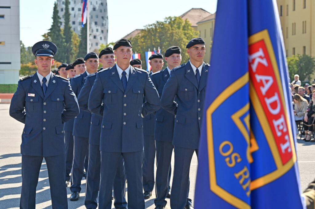 Slika https://www.morh.hr/wp-content/uploads/2024/09/2024-09-22-prisega-kadeta-1024x681.jpg