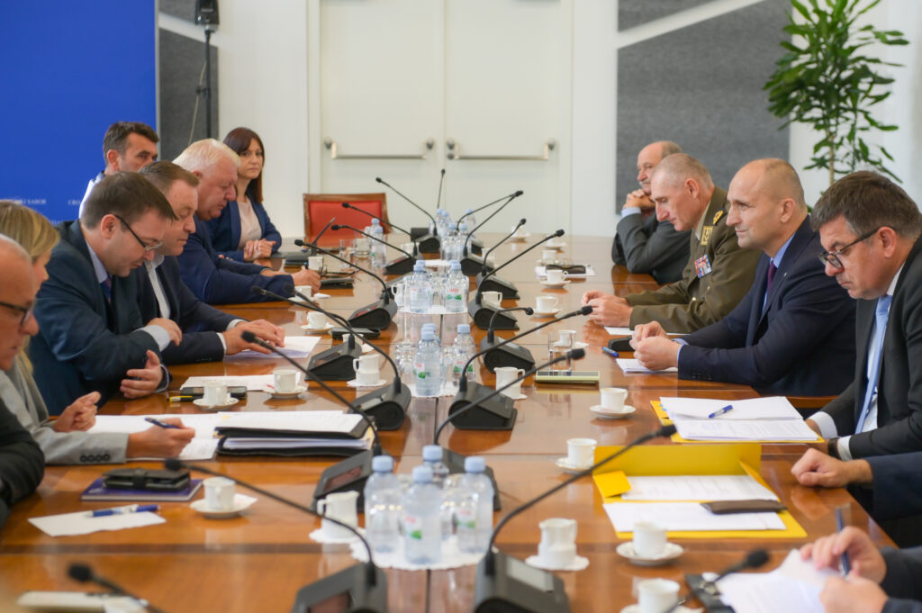 Slika https://www.morh.hr/wp-content/uploads/2024/09/2024-09-25-odbor-za-obranu-01-1024x681.jpg