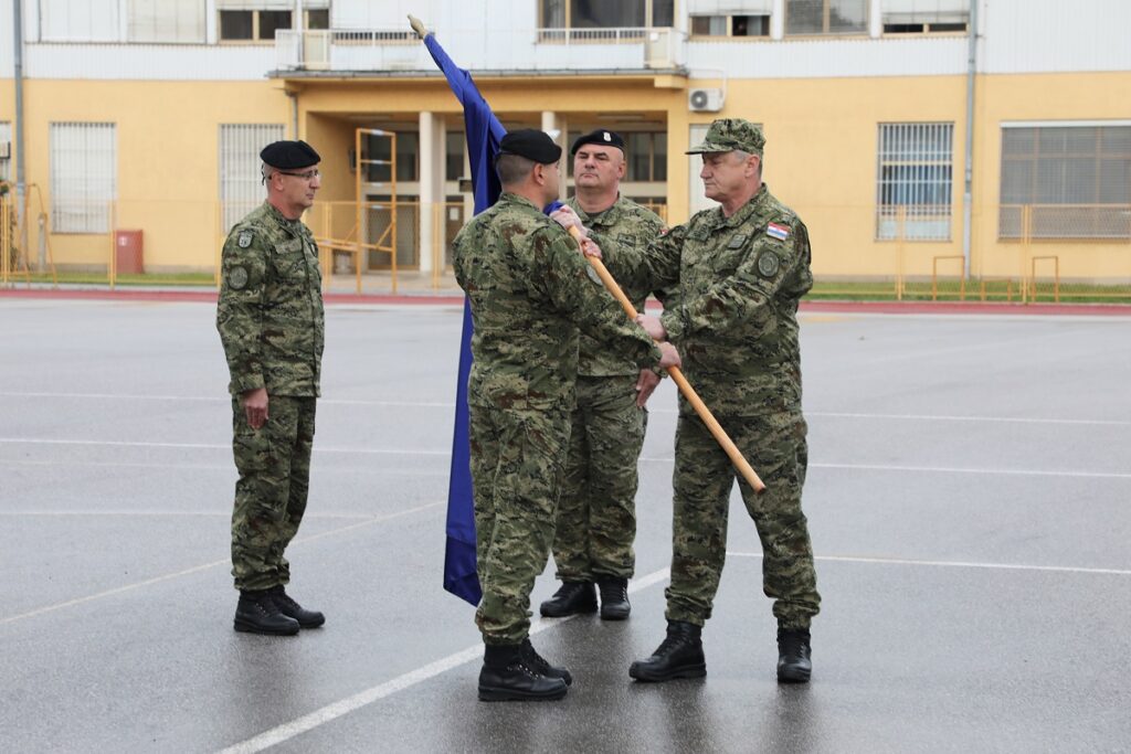 Slika https://www.morh.hr/wp-content/uploads/2024/10/2024-10-03-primopredaja-duznosti-07-1024x683.jpg