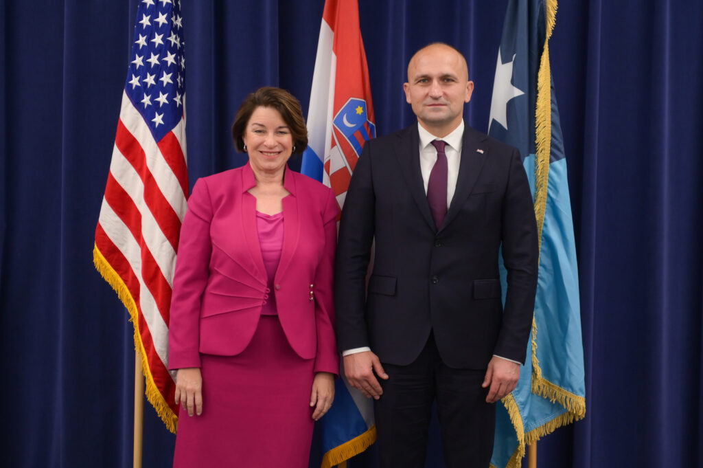 Slika https://www.morh.hr/wp-content/uploads/2024/10/2024-10-03-sad-amy-klobuchar-1024x681.jpg