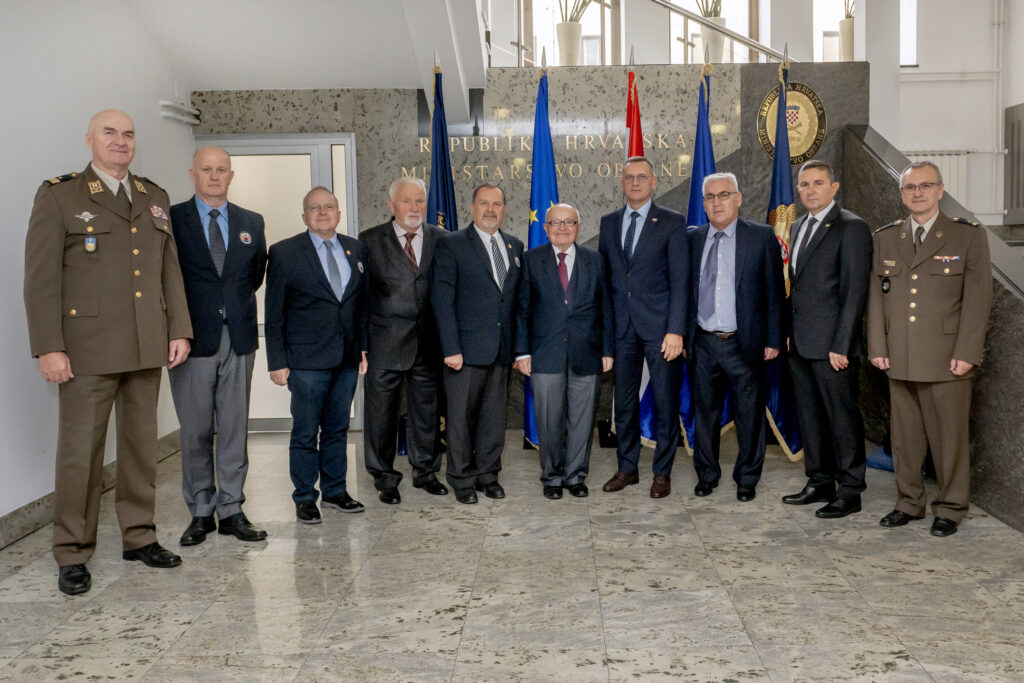 Slika https://www.morh.hr/wp-content/uploads/2024/10/2024-10-17-veterani-1024x683.jpg