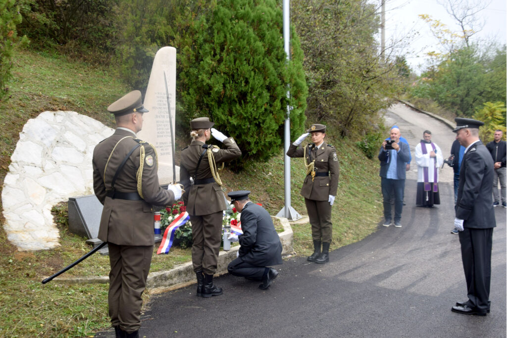 Slika https://www.morh.hr/wp-content/uploads/2024/10/2024-10-18-hrz-obljetnica-osnutka-samostalnog-zrakoplovnog-voda-1024x683.jpg