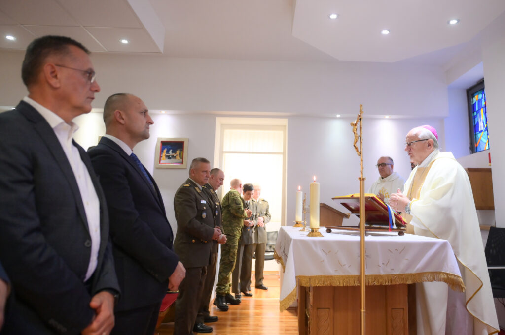 Slika https://www.morh.hr/wp-content/uploads/2024/10/2024-10-21-dan-kapelanije-u-morh-u-1024x681.jpg