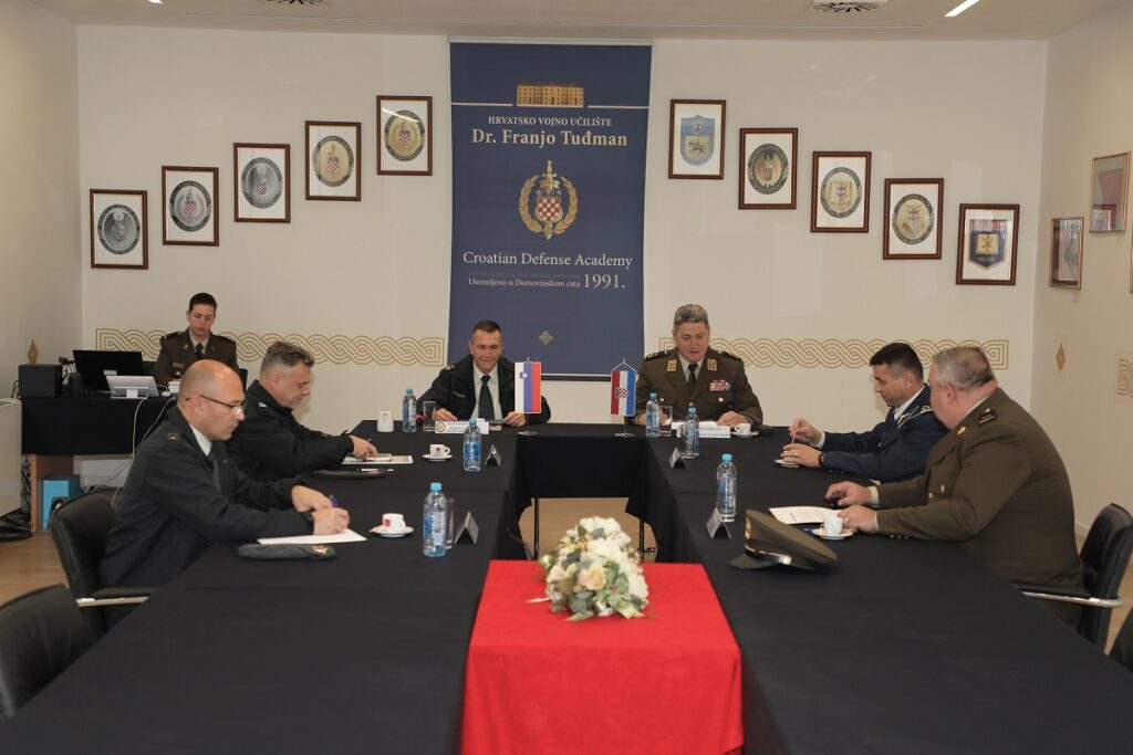 Slika https://www.morh.hr/wp-content/uploads/2024/10/2024-10-23-zapovjednik-cvs-na-hvu-2-1024x683.jpg