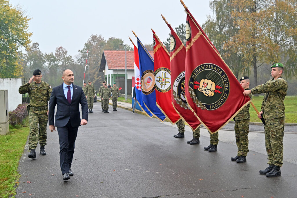 Slika https://www.morh.hr/wp-content/uploads/2024/10/2024-10-24-ministrov-posjet-petrinji-1024x683.jpg