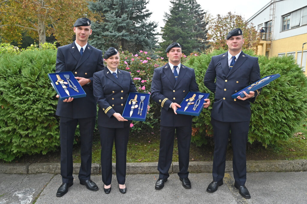 Slika https://www.morh.hr/wp-content/uploads/2024/10/2024-10-30-promocija-kadeta-1024x681.jpg