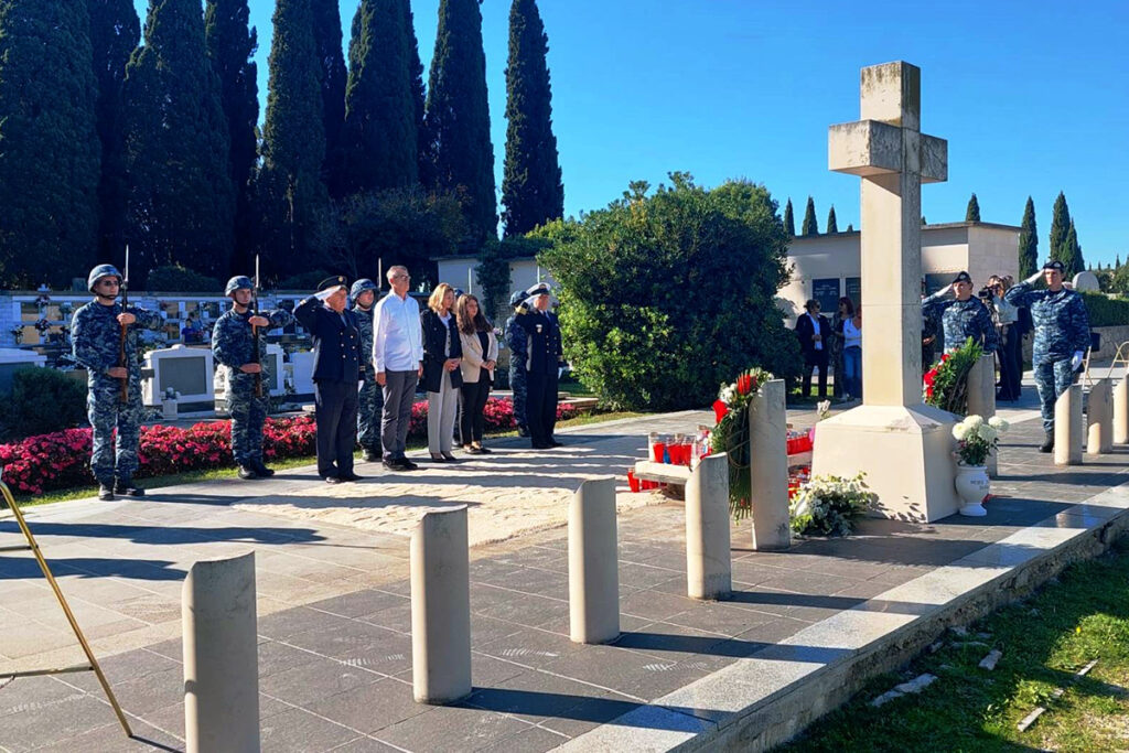 Slika https://www.morh.hr/wp-content/uploads/2024/11/2024-11-04-hrm-pocast-stradalima-u-domovinskom-ratu-1024x683.jpg