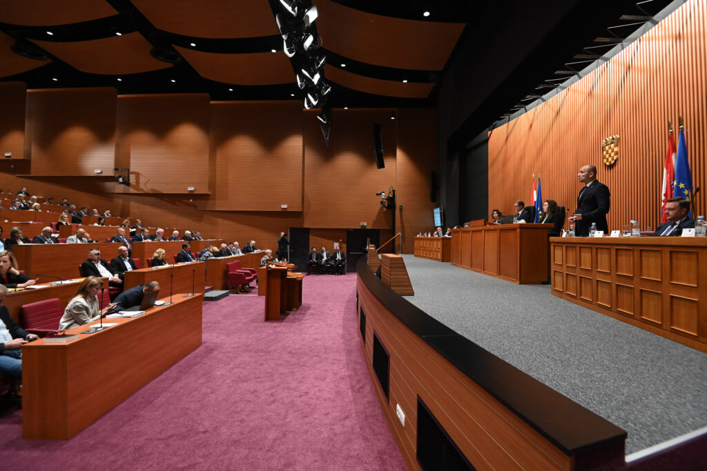 Slika https://www.morh.hr/wp-content/uploads/2024/11/2024-11-05-saborski-aktualac-1024x683.jpg