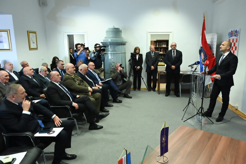 Slika https://www.morh.hr/wp-content/uploads/2024/11/2024-11-07-generalski-zbor-1024x683.jpg