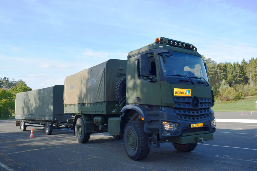 Slika https://www.morh.hr/wp-content/uploads/2024/11/2024-11-08-obuka-za-c-kategoriju-1024x683.jpg