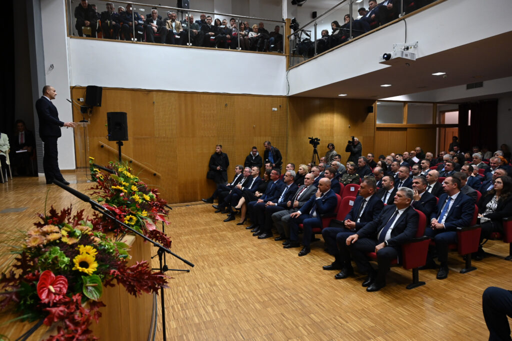 Slika https://www.morh.hr/wp-content/uploads/2024/11/2024-11-11-dan-vukovarsko-srijemske-zupanije-1024x683.jpg