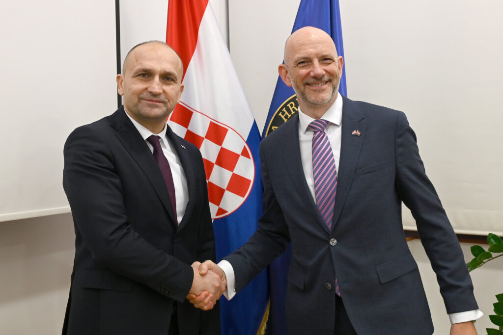 Slika https://www.morh.hr/wp-content/uploads/2024/11/2024-11-14-ukrajinski-veleposlanik-1024x683.jpg