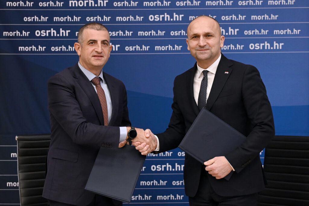 Slika https://www.morh.hr/wp-content/uploads/2024/11/2024-11-21-potpisivanje-ugovora-bayraktar-1024x683.jpg