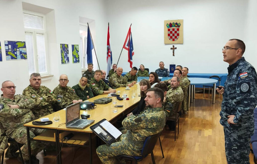 Slika https://www.morh.hr/wp-content/uploads/2024/11/2024-11-21-predstavnici-vdz-u-2-divizijunu-ost-rh-02-1024x656.jpg