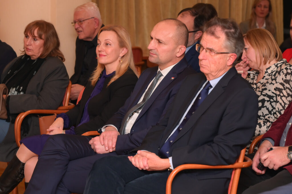 Slika https://www.morh.hr/wp-content/uploads/2024/11/2024-11-26-geopoliticki-izazov--1024x681.jpg