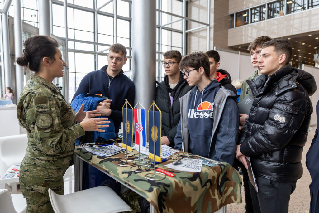 Slika https://www.morh.hr/wp-content/uploads/2024/11/2024-11-28-edufest-1024x683.jpg