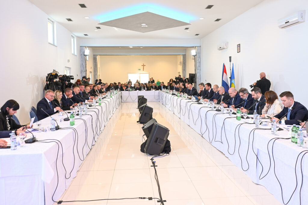 Slika https://www.morh.hr/wp-content/uploads/2024/12/2024-12-02-savjet-za-slavoniju-baranju-i-srijem-1024x683.jpg