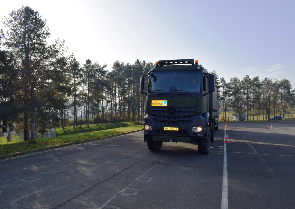 Slika https://www.morh.hr/wp-content/uploads/2024/12/2024-12-03-obuka-vozaca-c-kategorije-2-1024x725.jpg