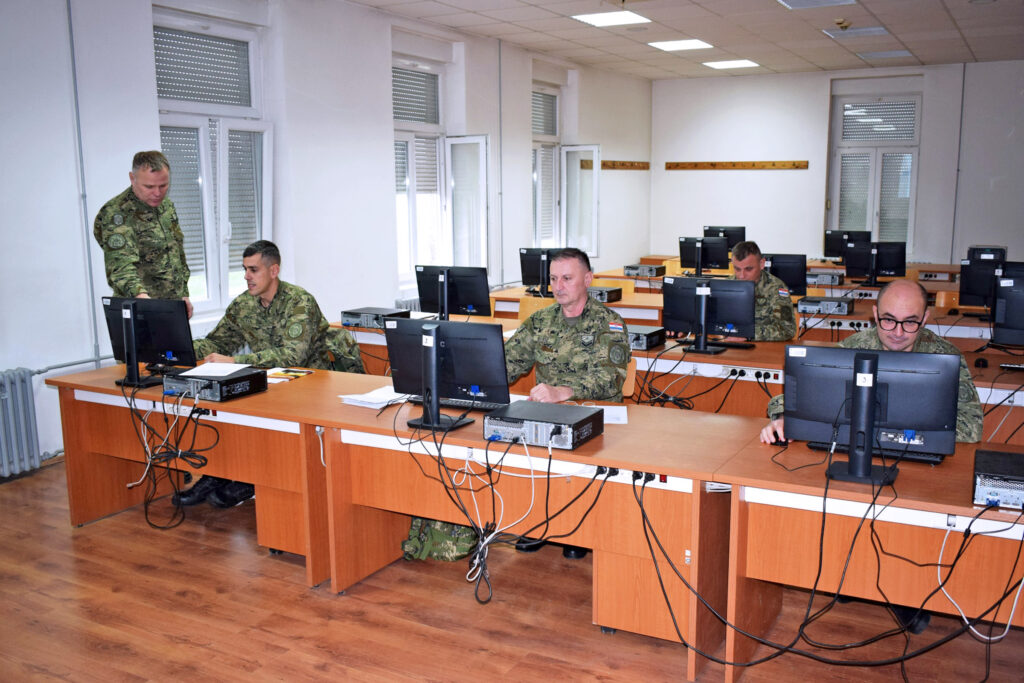 Slika https://www.morh.hr/wp-content/uploads/2024/12/2024-12-06-obuka-za-logistickog-docasnika-1024x683.jpg