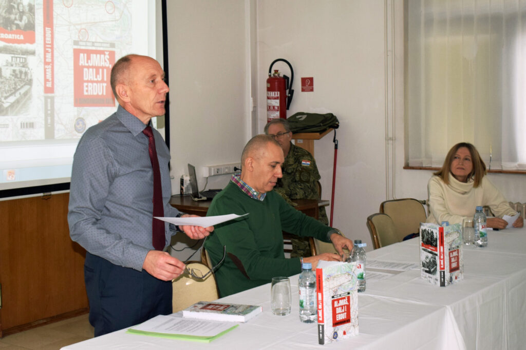 Slika https://www.morh.hr/wp-content/uploads/2024/12/2024-12-06-promocija-knjige-aljmas-dalj-i-erdut-u-domovinskom-ratu-1024x683.jpg
